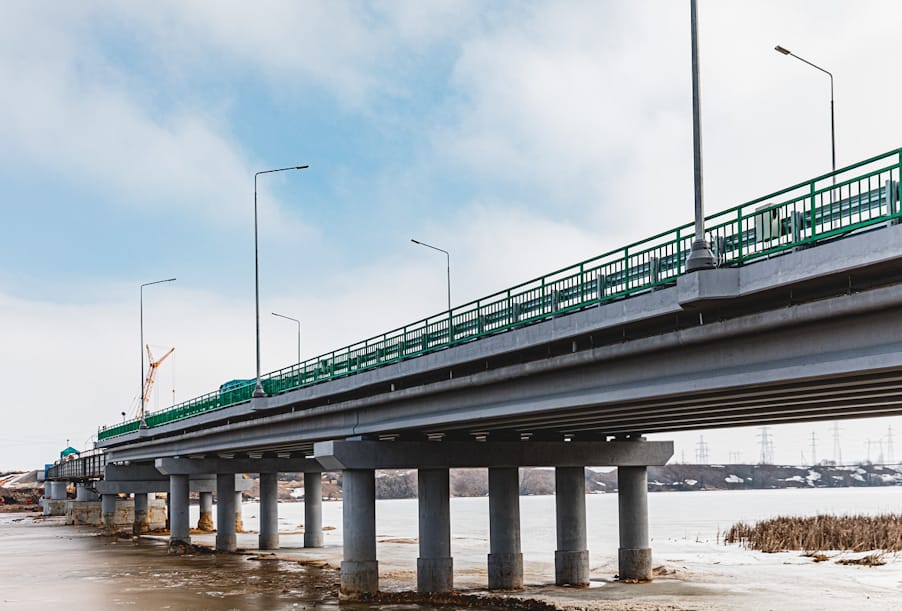 На Восточном обходе Липецка смонтированы несущие балки последнего пролета моста