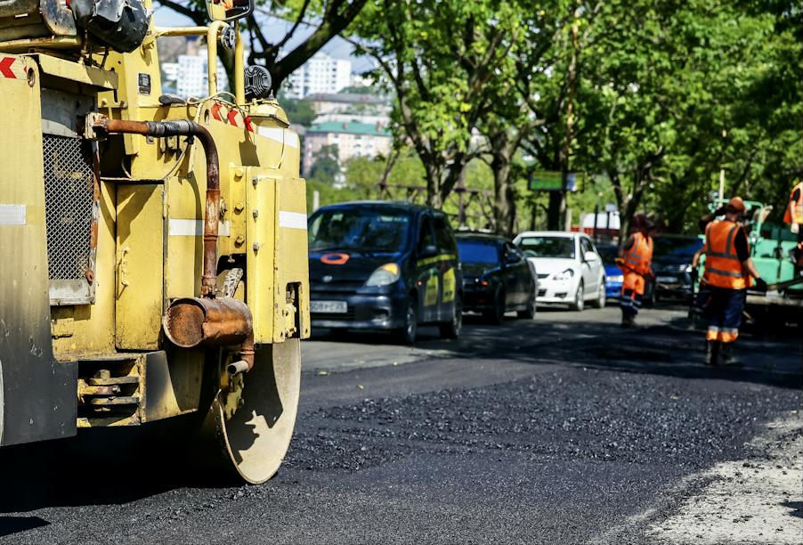 В Приморье благодаря нацпроекту отремонтируют дороги к 20 социальным объектам