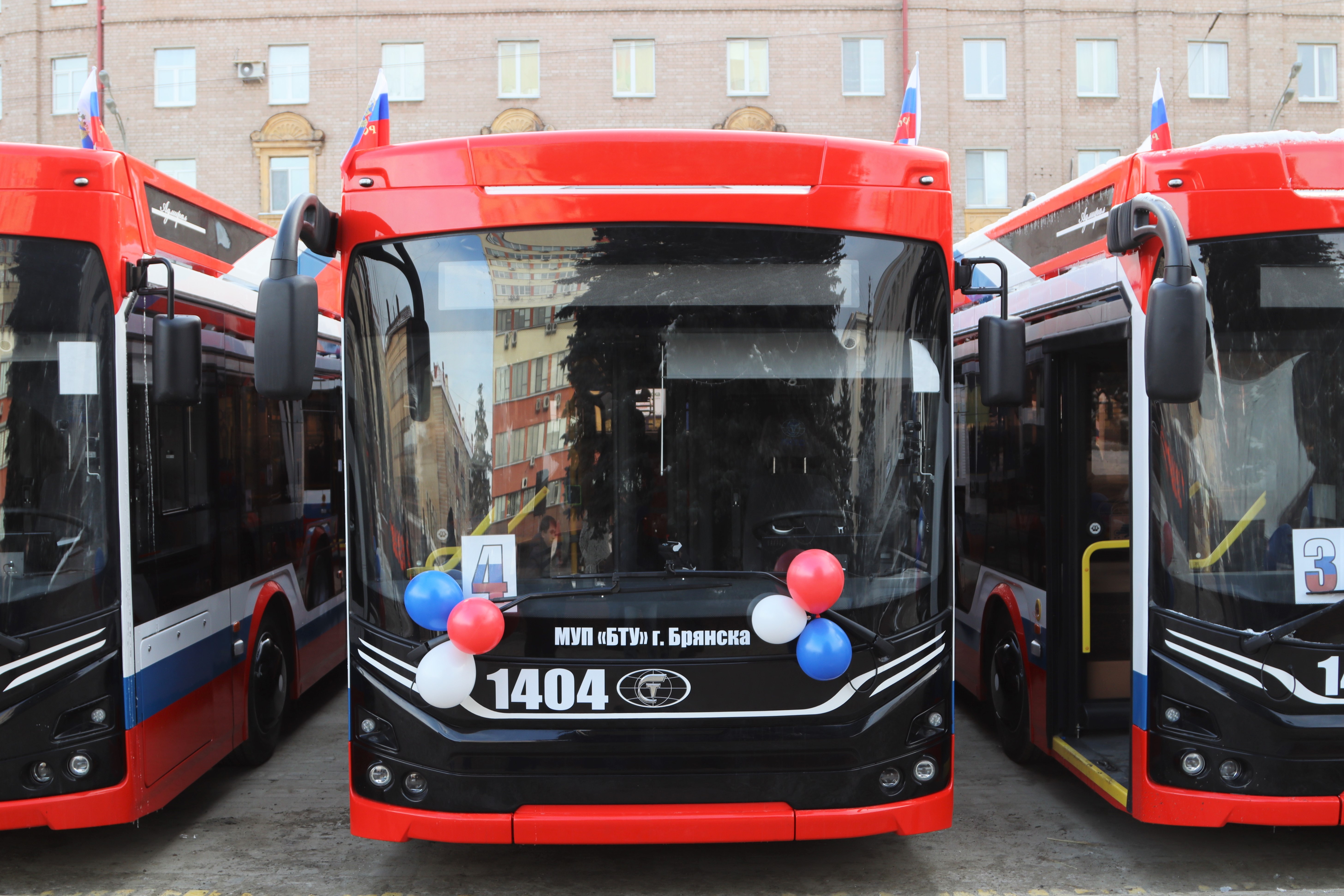 Движение 14 троллейбуса. Троллейбус Адмирал Брянск. Новый троллейбус. Красный троллейбус. Новые троллейбусы в Брянске в 2022 году.