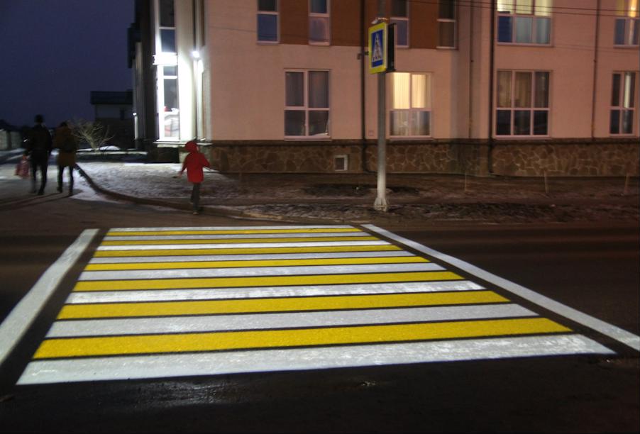 В Брянской области установлен первый проекционный пешеходный переход