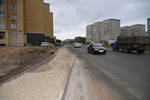 Дорогу в поселке Салмачи в Казани ремонтируют в рамках проекта «Безопасные и качественные дороги» 