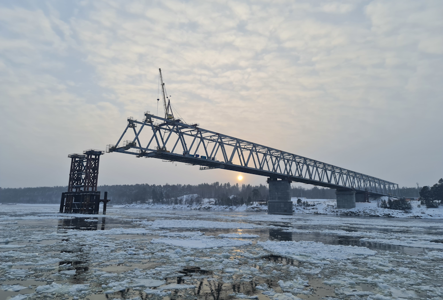 Работы по строительству Высокогорского моста в Красноярском крае идут круглосуточно