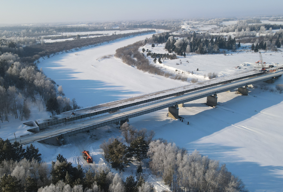 В Томской области благодаря нацпроекту продолжается строительство моста через реку Яю