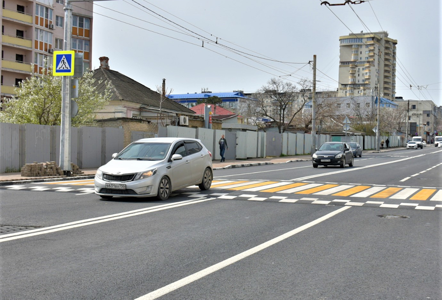 На улице Куникова в Новороссийске благодаря нацпроекту обустроили новый пешеходный переход