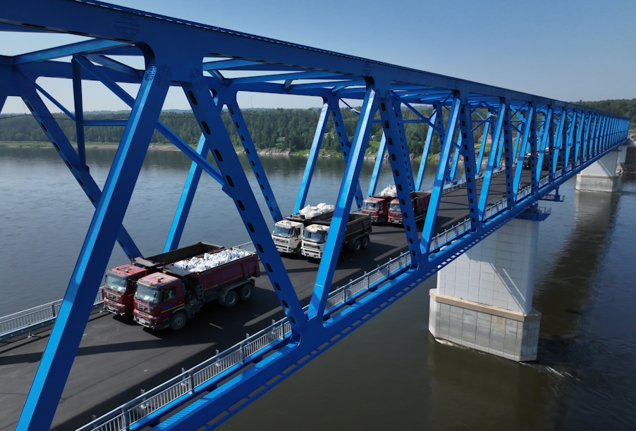 Красноярский край: Высокогорский мост прошел испытание многотонными грузовиками