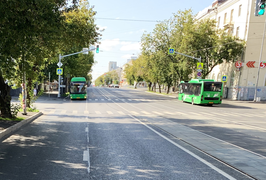 В Екатеринбурге по нацпроекту обновили дорогу к школе и театру