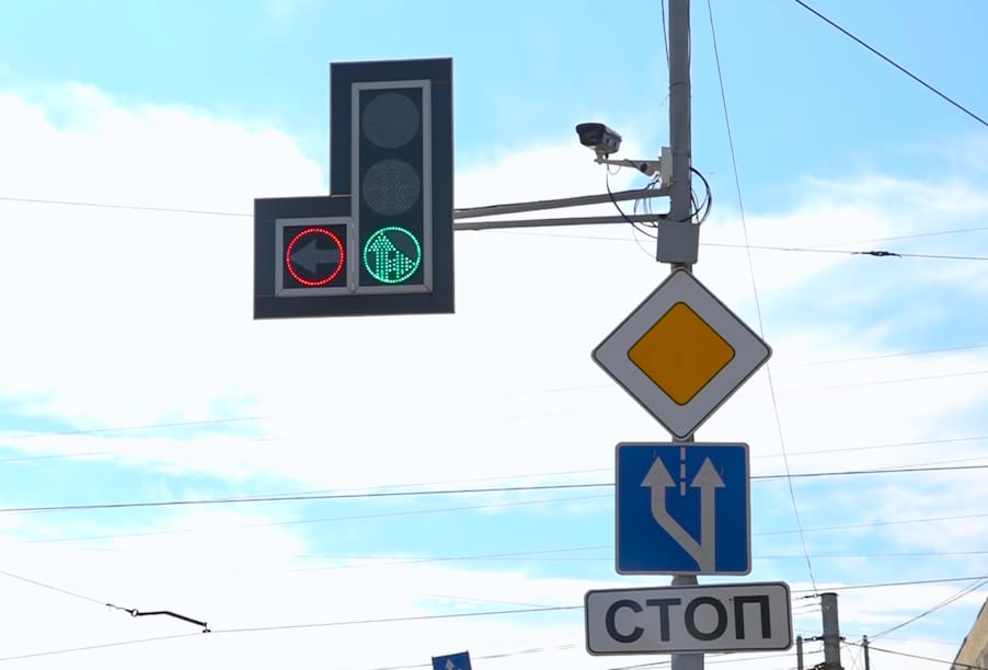 В столице Алтайского края модернизируют 12 светофорных объектов