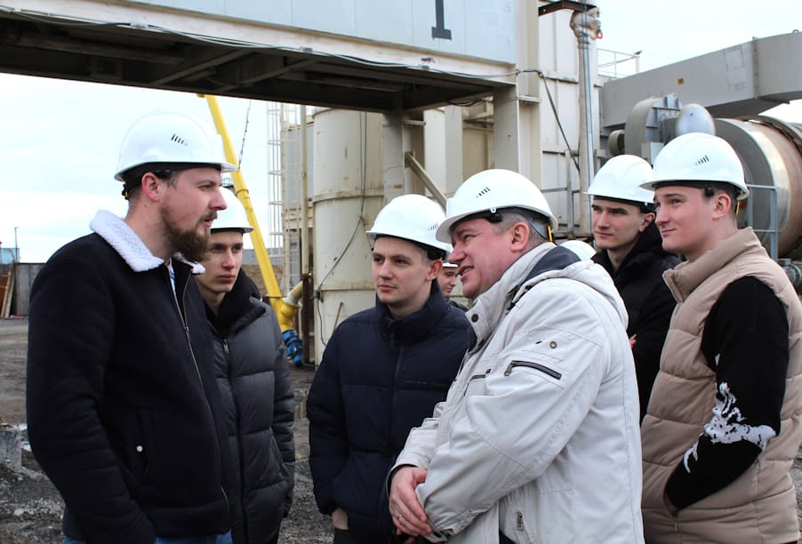 Работники асфальтобетонного завода в Мурманске рассказали студентам о работе предприятия
