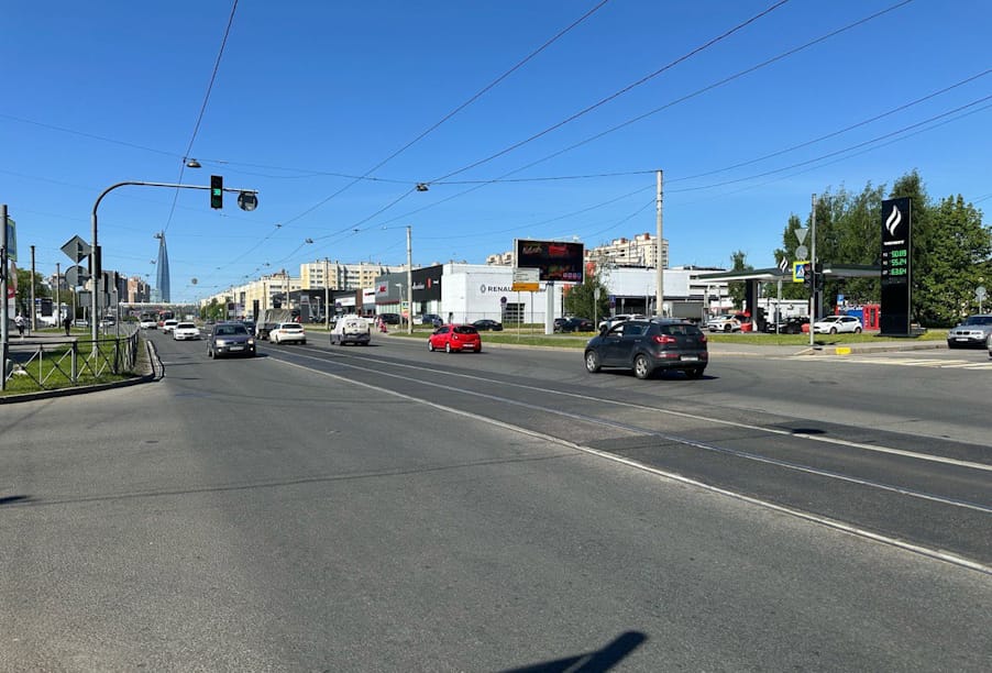 В Санкт-Петербурге на улице Савушкина завершили ремонт дорожного покрытия в зоне трамвайных путей