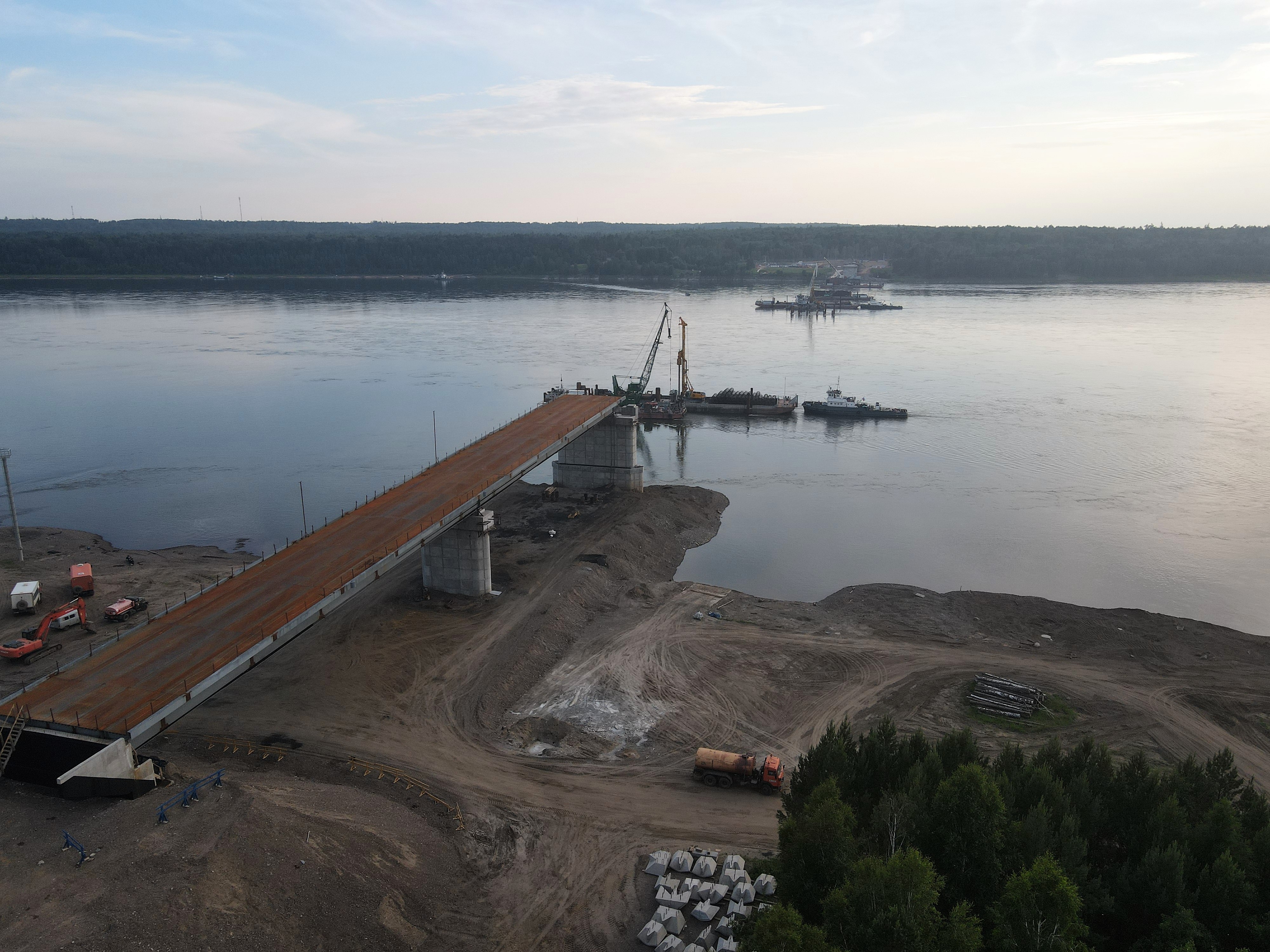 Строительство красноярский край. Мост Высокогорский Красноярский край. Мост через Енисей в Лесосибирске. Мост Лесосибирск Высокогорский. Стройка моста через Енисей Лесосибирск.