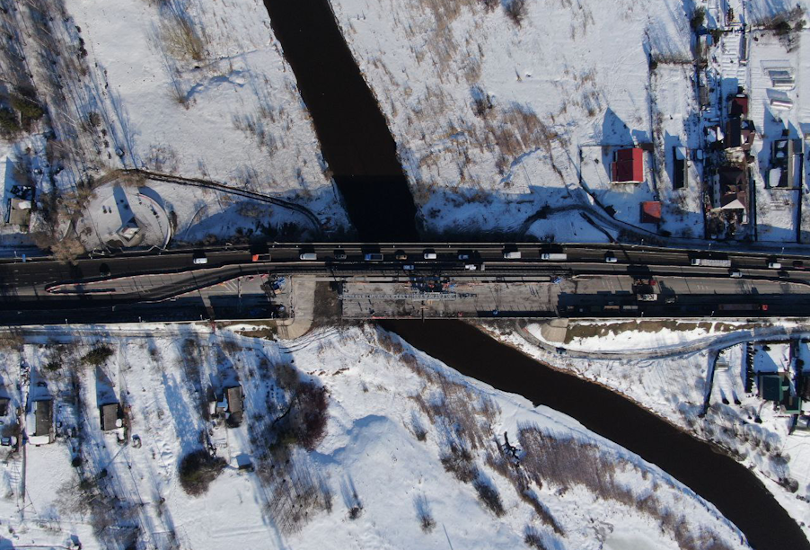 В Ленобласти приступили к монтажу нового пролетного строения моста через Ижору в составе трассы М-10 «Россия»